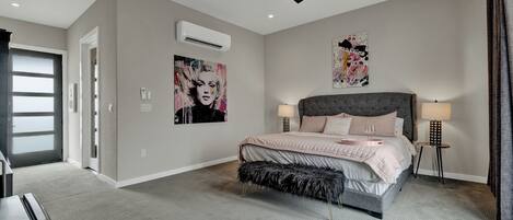 Zimmer, 1 King-Bett, Balkon, Poolblick | 1 Schlafzimmer, kostenloses WLAN, Bettwäsche