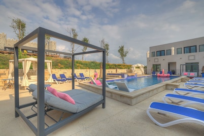 The Bentley Hotel - Sophia Loren Room - Pool View
