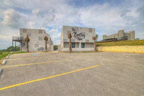 Exterior - The Bentley Hotel - Sophia Loren Room - Pool View (Johnson City)
