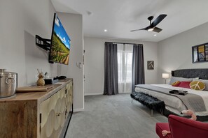 Quarto, 1 cama King, acesso à piscina, vista para a piscina | 1 quarto, individualmente decorados, individualmente mobiliados