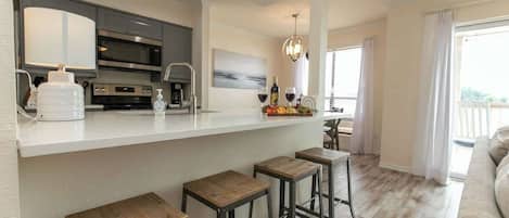 Appart'hôtel, plusieurs lits, patio (1100 The Cape #701) | Intérieur