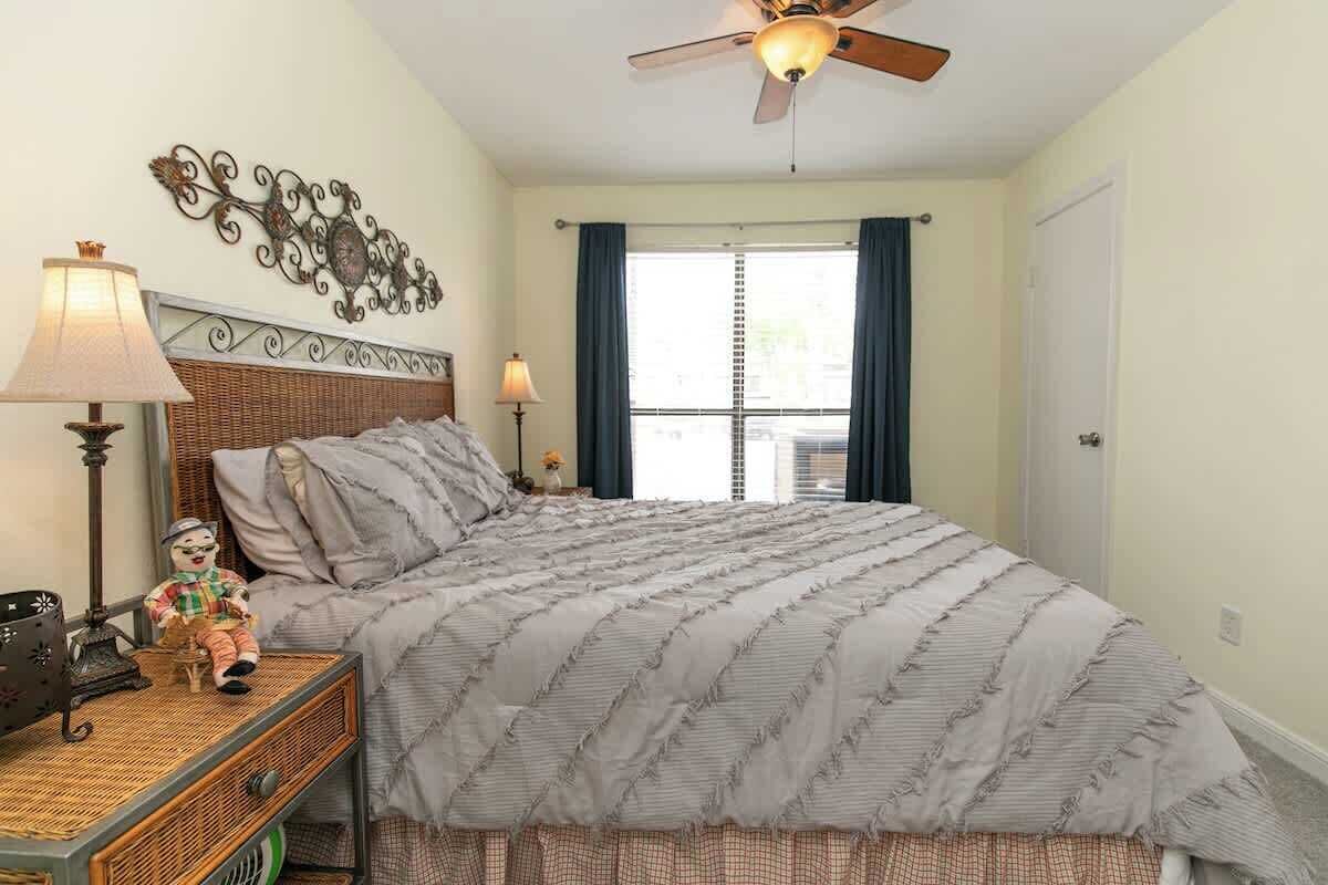 Huoneisto, useita sänkyjä, patio (1100 The Cape #701) | 2 makuuhuonetta, yksilöllisesti sisustettu, yksilöllisesti kalustettu