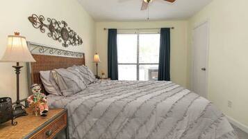 Huoneisto, useita sänkyjä, patio (1100 The Cape #701) | 2 makuuhuonetta, yksilöllisesti sisustettu, yksilöllisesti kalustettu