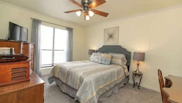 Apartamento, varias camas, patio (1100 The Cape #701) | 2 dormitorios, decoración individual, mobiliario individual