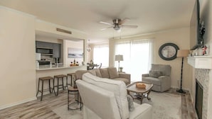 Kondominium, Beberapa Tempat Tidur, patio (1100 The Cape #701) | Area keluarga | Perapian