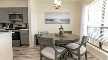 Apartamento, varias camas, patio (1100 The Cape #701) | Restauración