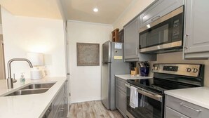 Kondominium, Beberapa Tempat Tidur, patio (1100 The Cape #701) | Dapur pribadi | Mesin pembuat kopi/teh