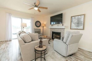 Condo, varias camas, patio (1100 The Cape #701) | Área de sala de estar | Chimenea 