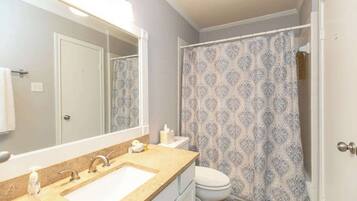 Huoneisto, useita sänkyjä, patio (1100 The Cape #701) | Kylpyhuone | Pyyhkeet