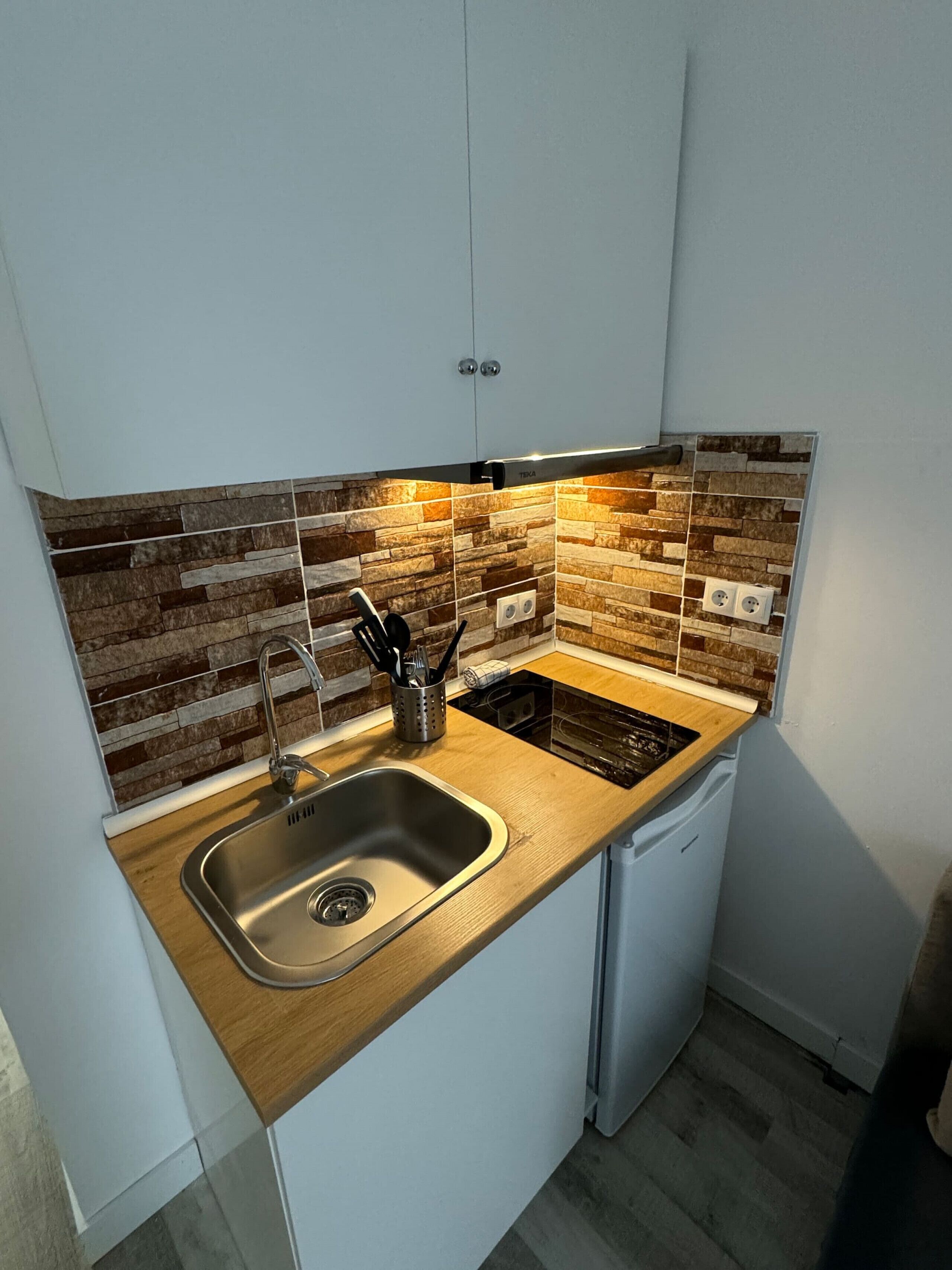 Kühlschrank, Mikrowelle, Herdplatte, Wasserkocher mit Kaffee-/Teezubehör