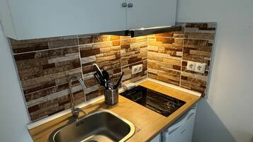 Een koelkast, een magnetron, een kookplaat