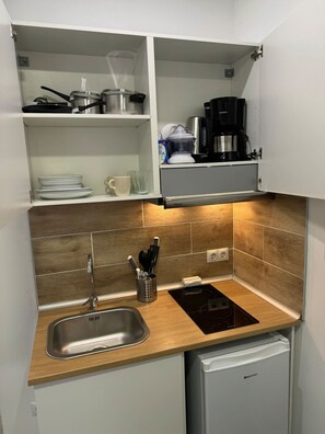 KylskÄp, mikrovÄgsugn, spishÀll och kaffe- och tebryggare
