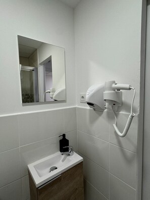 Dusche, Haartrockner, Handtücher