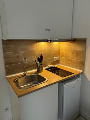Fridge, microwave, stovetop, coffee/tea maker - Downtown Cozy & Sunny Apartment Gran Vía | A055 (Madrid)