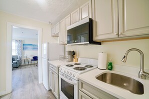 Réfrigérateur, four à micro-ondes, un four, surface de cuisson