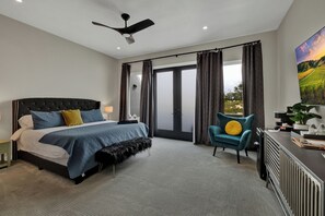 Habitación, 1 cama de matrimonio grande, acceso a la piscina, vistas a la piscina | 1 dormitorio, decoración individual, mobiliario individual y wifi gratis
