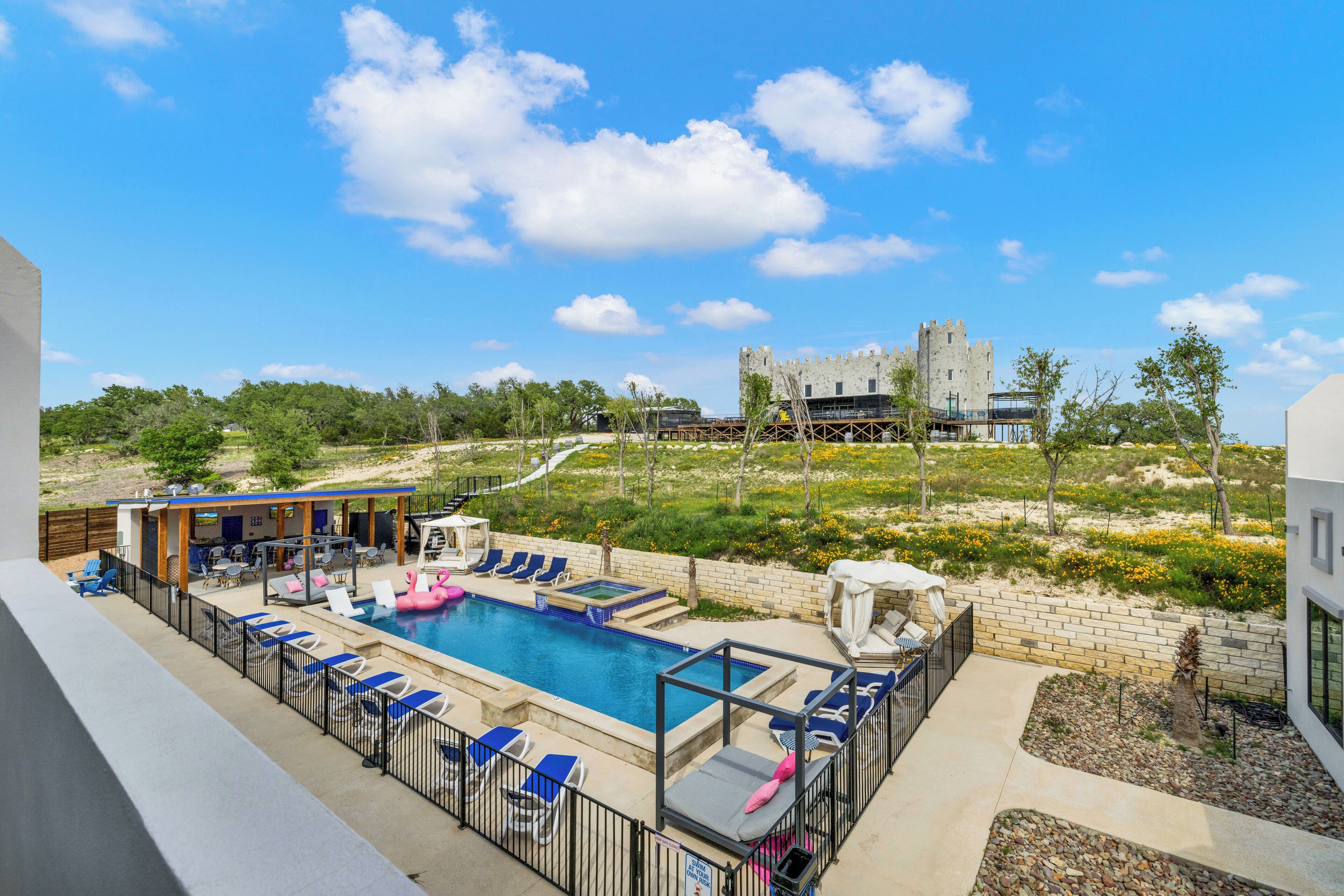 Quarto, 1 cama King, acesso à piscina, vista para a piscina | Área da propriedade