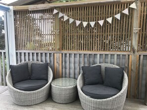 Property grounds - Bay View Beach House - gorgeous seaside cottage with panoramic views over Raglan (Raglan)