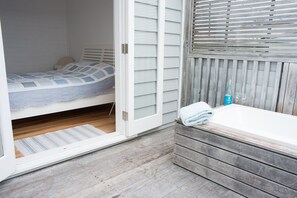 2 bedrooms, in-room safe, free WiFi, bed sheets - Bay View Beach House - gorgeous seaside cottage with panoramic views over Raglan (Raglan)