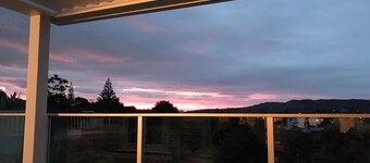 Bay View Beach House - gorgeous seaside cottage with panoramic views over Raglan