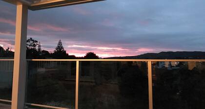 Bay View Beach House - gorgeous seaside cottage with panoramic views over Raglan
