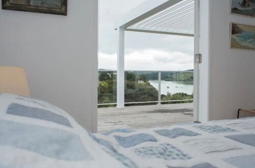 Bay View Beach House - gorgeous seaside cottage with panoramic views over Raglan