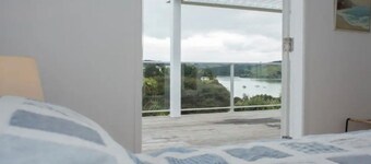 Bay View Beach House - gorgeous seaside cottage with panoramic views over Raglan