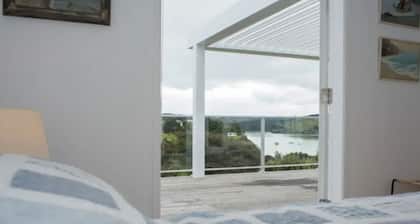 Bay View Beach House - gorgeous seaside cottage with panoramic views over Raglan