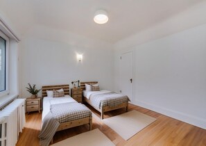 4 bedrooms, desk, travel cot, free WiFi