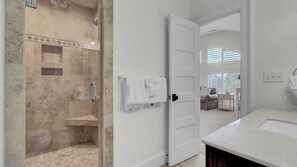 Huvila (5 Bedrooms) | Kylpyhuone | Kylpyamme