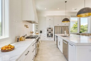 Fridge, microwave, oven, stovetop - Emerald Evening by Avantstay 9bdr, Walk to Beach (Miramar Beach)