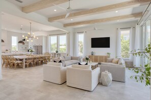 TV, table football - Emerald Evening by Avantstay 9bdr, Walk to Beach (Miramar Beach)