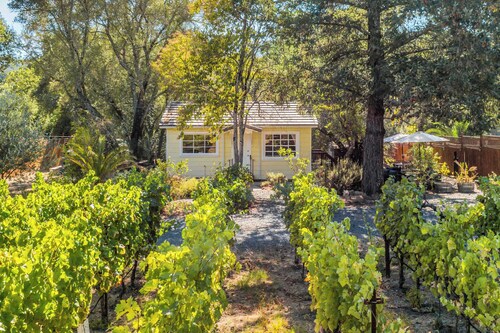 Grapevine Cottage by Avantstay Hobby Vineyard + Firepit