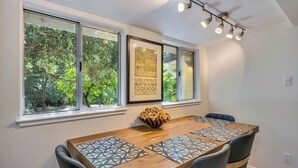 A dining area with a wooden table, patterned placemats, and a framed menu. - Grapevine Cottage by Avantstay Private Vineyard + Outdoor/indoor Living + Firepit + Minutes to Glen Ellen (Glen Ellen)
