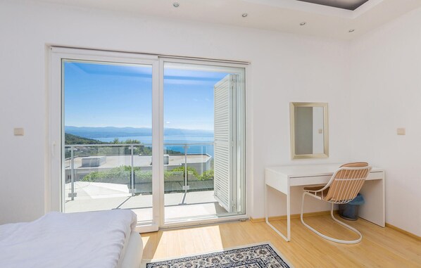 5 bedrooms, travel cot, free WiFi, bed sheets