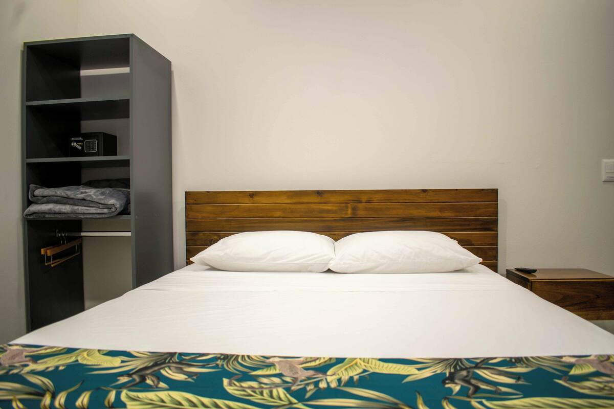 Premium bedding, WiFi (free)
