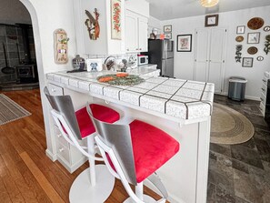 Interior - Walk to Downtown • Sleeps 9 • Fire Pit • EV charge (Murphys)