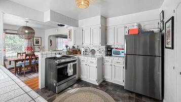 KylskÄp, mikrovÄgsugn, ugn och spishÀll