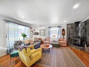 Televisión y chimenea 