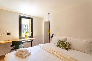 1 dormitorio, tabla de planchar con plancha, wifi y ropa de cama