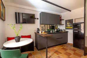 Refrigerador, placa de cocina, lavavajillas, cafetera/tetera