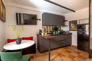 Frigorífico, placa de cocina, lavavajillas y cafetera o tetera