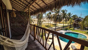Quarto casal superior, sacada, vista para a piscina | Terraço/pátio