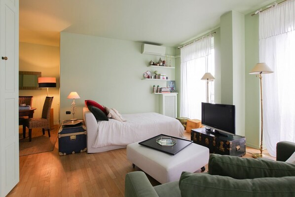 Iron/ironing board, free WiFi, bed sheets