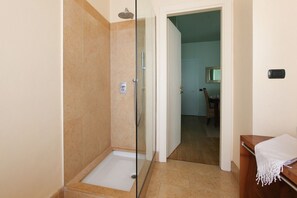 Dusche, Haartrockner, Bidet, Handtücher