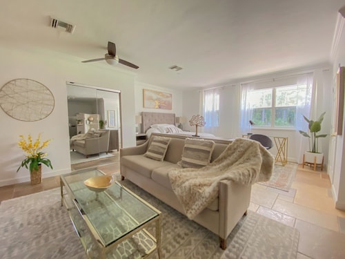 Private Paradise - Large, Peaceful Studio w Patio