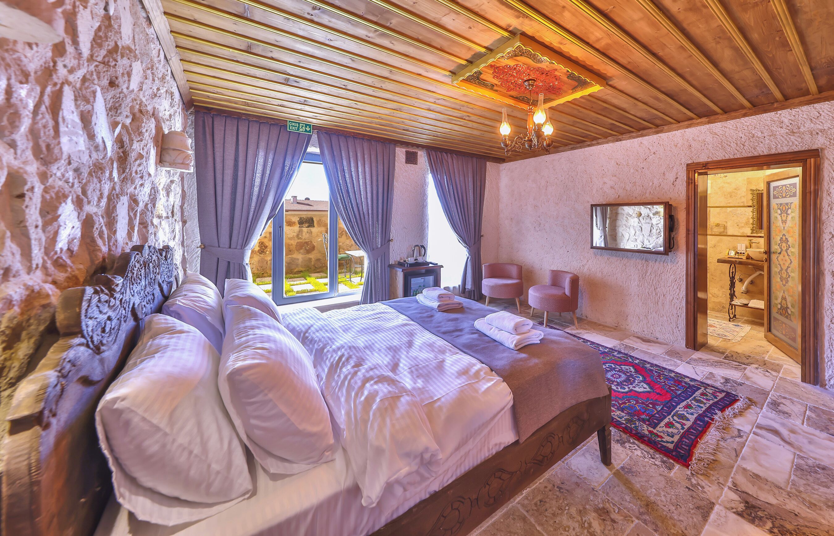 Kamar Comfort, 1 Tempat Tidur Queen, kamar mandi pribadi, area taman | Seprai katun Mesir, seprai premium, busa memori, dan isi minibar gratis