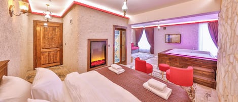 Quarto lua de mel, 1 cama Queen, banheira de imersão, no jardim | Roupas de cama de algodão egípcio, roupas de cama premium