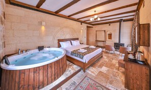 Habitación Royal, 1 cama de matrimonio grande, bañera de hidromasaje, en esquina | Sábanas de algodón egipcio y ropa de cama de alta calidad