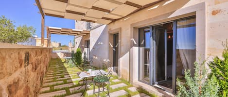 Comfort Room, 1 Queen Bed, Private Bathroom, Garden Area | Terrace/patio